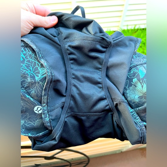 NWOT Lululemon “Speed Up short” 4”, logo Flourish Black iridescent foil, size 4 - Picture 11 of 17